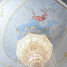 Потолок холла с живописным плафоном