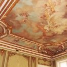 Потолок холла с живописным плафоном