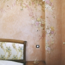 Цветочный орнамент над кроватью